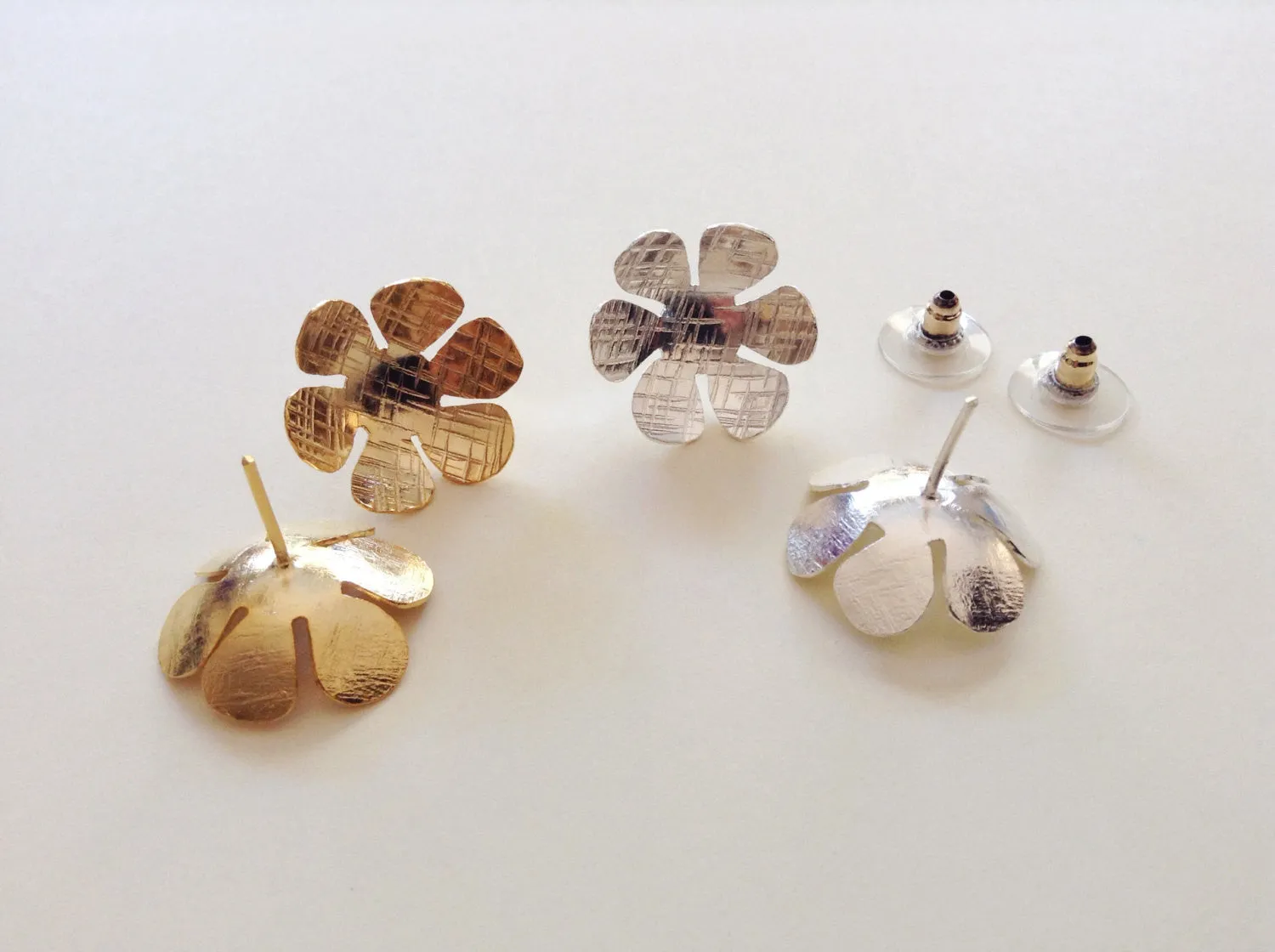 Gold post flower earrings, silver post flower earrings, Daisy Earrings, Gold stud Earrings, Flower Earrings, Silver stud flower earrings