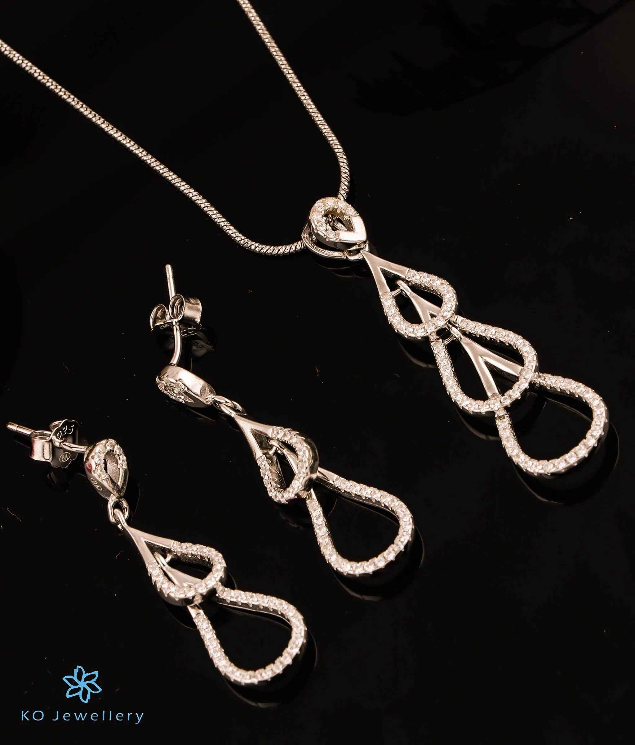 The Loop Sparkle Silver Pendant Set